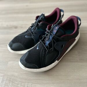 Nike Low Top Sneakers | Black & Burgundy | Size 11.5 man running shoe